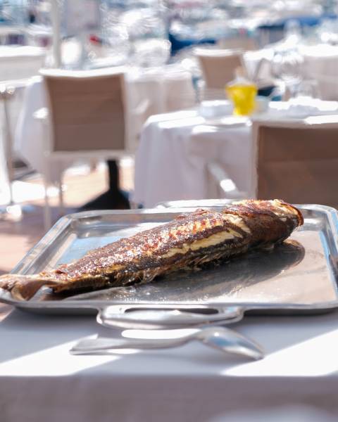 Restaurant spécialisé dans le poisson vue sur mer à Golfe Juan près de Cannes