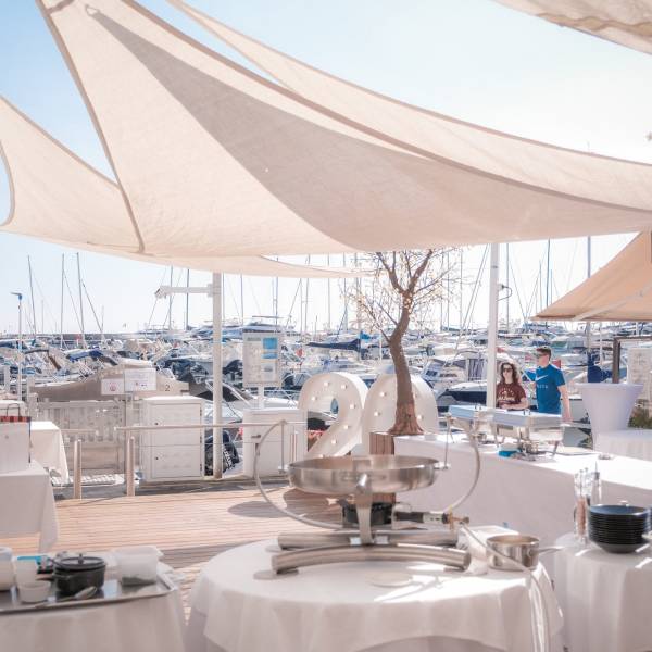 Restaurant spécialisé dans le poisson vue sur mer à Golfe Juan près de Cannes